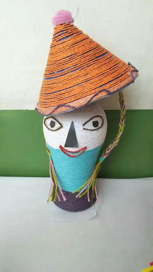 宜川县城关小学第十六届艺术节之美术节――三年级皱纹纸装饰瓶子