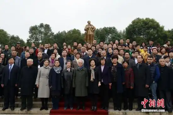 纪念刘少奇诞辰116周年开国元勋后代缅怀伟人