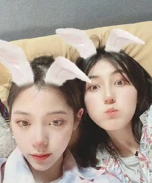 欧阳娜娜第一次录制《向往的生活》,与张子枫亲密自拍,同款雀斑妆太