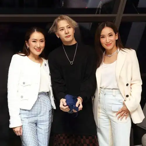 王嘉尔移动景点打卡合照