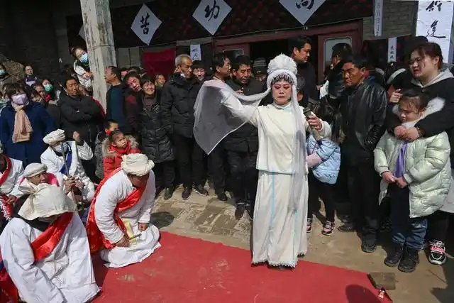 实拍葬礼上的哭灵人:一个班子5名成员,连唱带跳日挣2000元