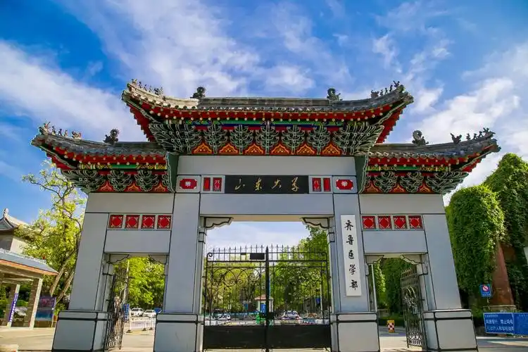 山东大学趵突泉校区蓝天下的美景