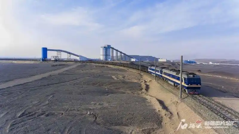 图说:位于哈密市伊吾县淖毛湖镇的疆纳兴盛露天煤矿各项生产有序推进.