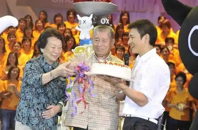 62岁刘德华在香港举办丧礼五兄妹罕见齐聚哭丧数十万粉丝哀悼