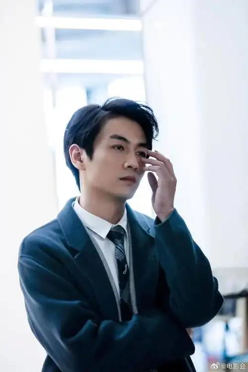孤傲高冷的气质都溢出屏幕了|陈晓_新浪新闻