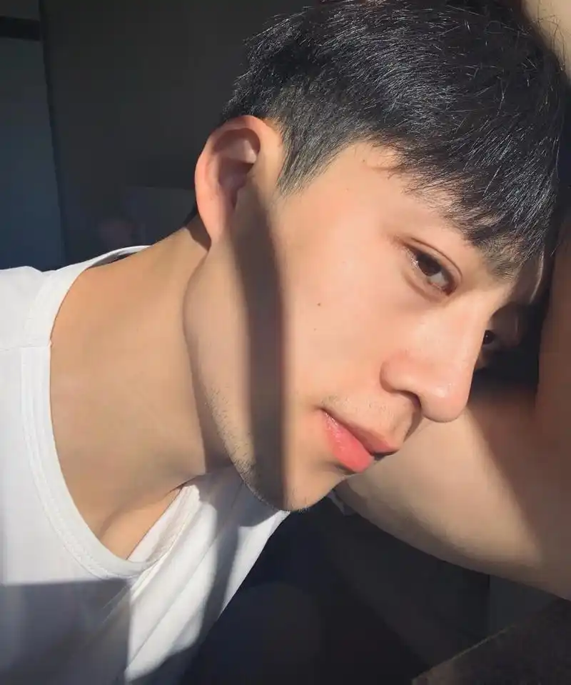 胡子真的可以改变一个人的颜值#日常发呆 #大叔年纪鲜肉脸 - 抖音