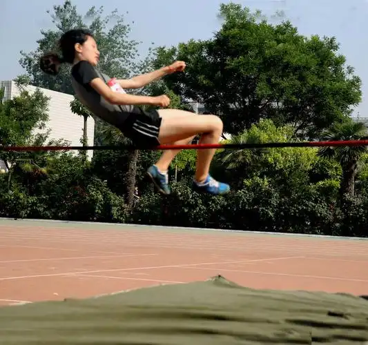 市中小学生田径运动会:女子跳高!