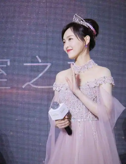 唐嫣再次出席活动,颜值不减当年,不愧是"女娲后人"_孩子_思考_角色