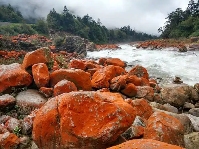 【携程攻略】泸定红石滩景点,红石滩位于海螺沟景区外的燕子沟河谷