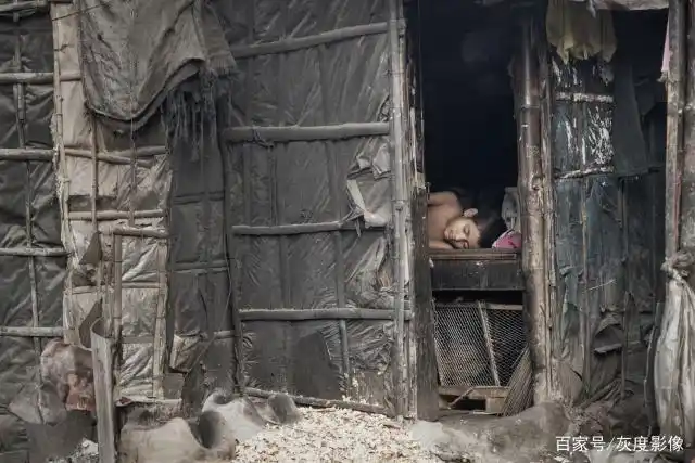 铁轨旁的贫民窟 跟着灰度影像看世界