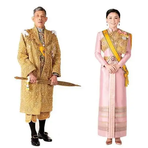 原创泰国王室官宣国王王后最新肖像照!一身金色裙,比当时贵妃都惊艳
