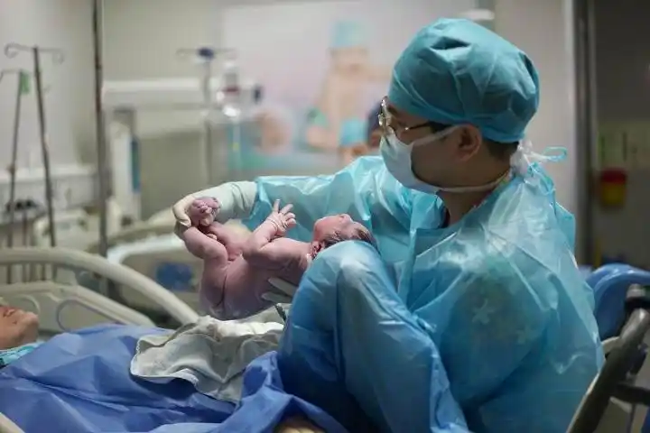 亲手接生自己孩子是怎样一种体验这位男助产士说我可太牛了