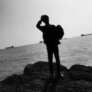 孤独的头像男生背影图片