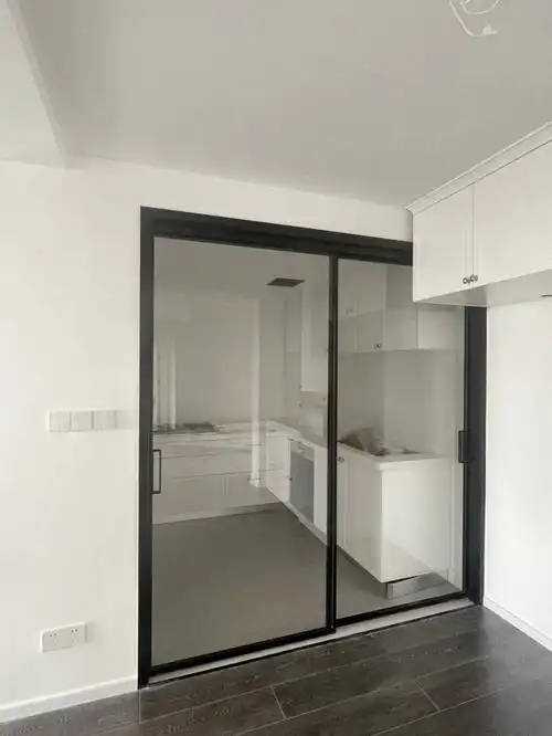 安装实拍极简玻璃门效果图