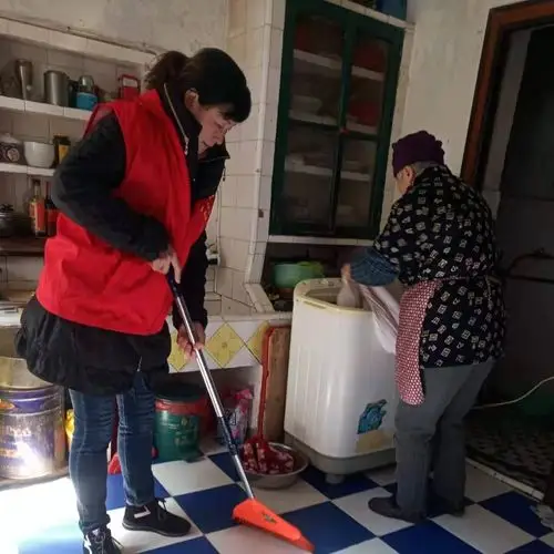 志愿者在行动践行雷锋精神社区服务暖民心