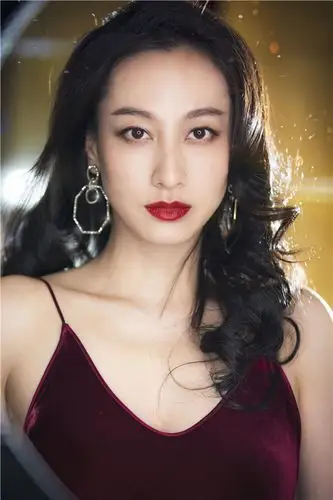 组图:董维嘉明艳港风写真 复古红唇卷发迷人