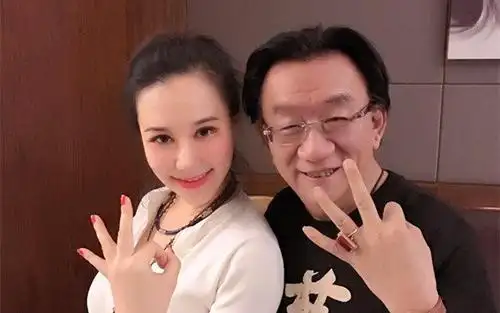 原创晚节不保73岁侯耀华被曝推广非法产品网友又收女徒弟了