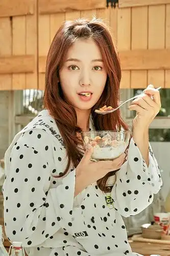 换发型的朴信惠好美!西装,连衣裙穿出气质,可御可甜是真女神