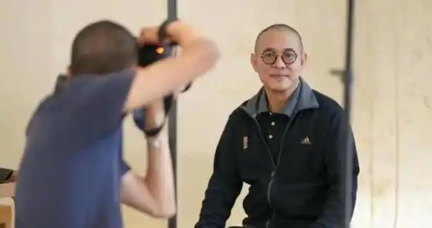 李连杰近照引热议花冠黄发携向佐女儿网友像奶奶