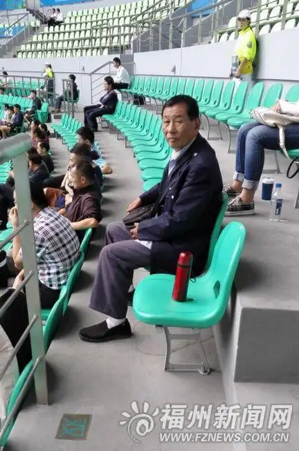 福州77岁老伯骑车40多分钟看网球赛:运动不分老少