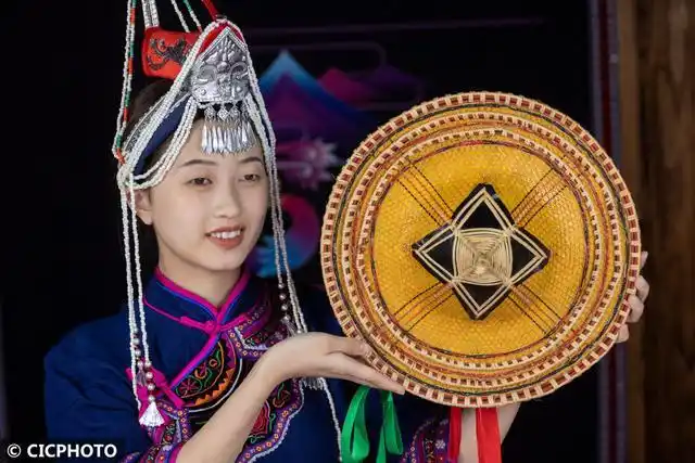 畲乡民族文创馆工作人员在探讨畲族服饰的设计