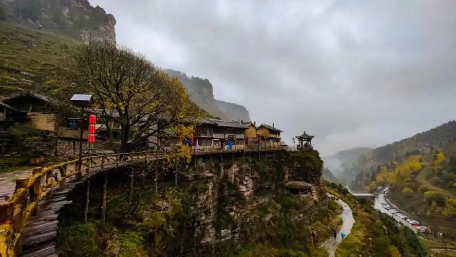 雨中探访悬空村