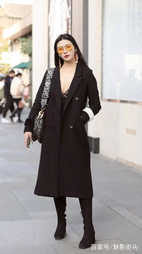 优雅的黑色服饰搭配,时髦又显身材,彰显女生内敛又知性的气质