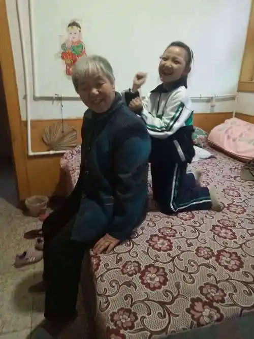 我为奶奶捶捶背一年级作文篇6重阳节到了,重阳节又是老人节.