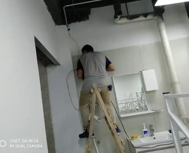 开关,插座安装:在提前预留的接线处安装开关,插座,安装高度及位置需