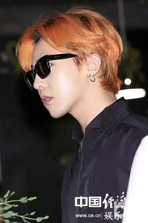 bb权志龙出席活动 橘色头发耀眼夺目