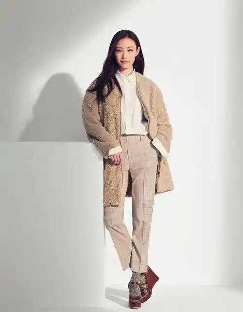 焦虑了,看看赵丽颖的塌屁股,刘亦菲的发腮和双下巴吧_女生_倪妮_身材