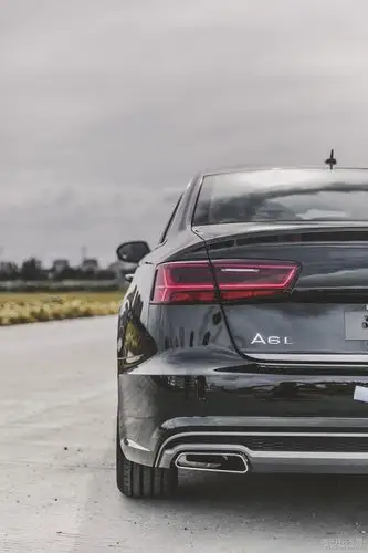 奥迪a6l与你一起见证你的时代明明可以看脸却偏要靠实力