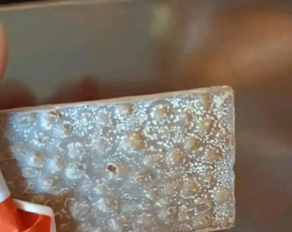 网友:巧克力上面这么多白点点,还能吃吗?