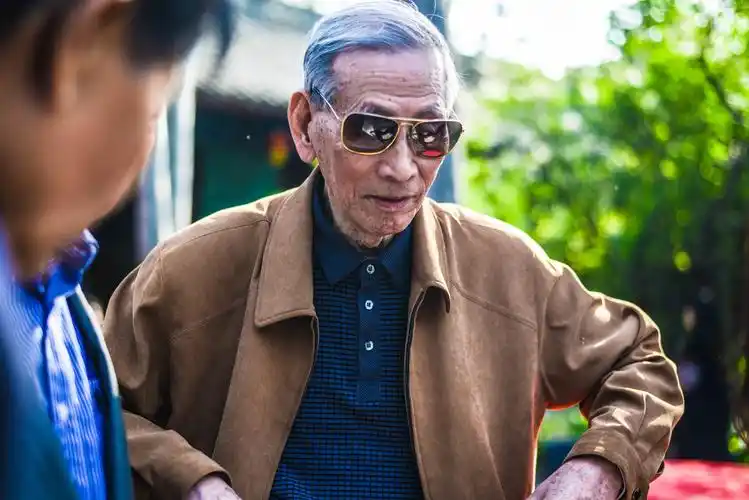 北京法源寺,丁香书会,一位戴着墨镜的老人,尽管岁月的洗礼,留下了花白