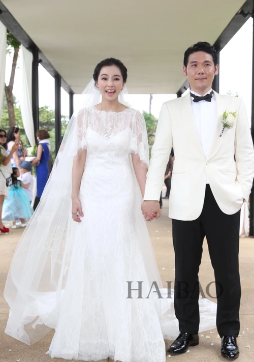 陈怡蓉和老公薛博仁9月26日在泰国清迈结婚