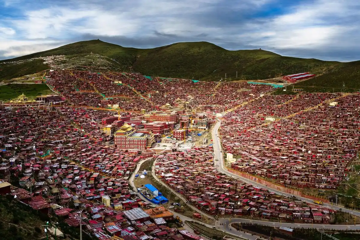 其中,色达被誉为"中国的西藏",是游览四川不可或缺的目的地之一.