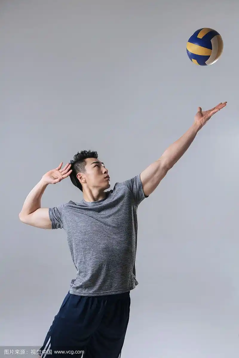 正在打排球的年轻男性运动员