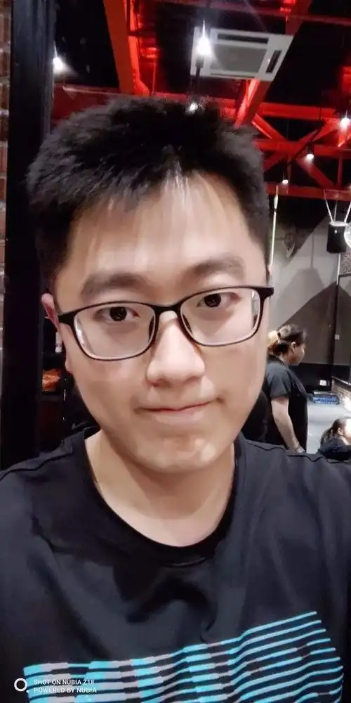 有事业编制的93年金华小哥哥戴着眼镜的样子很文气