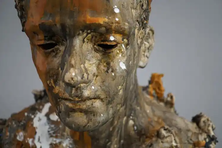 近期的一件陶艺雕塑作品