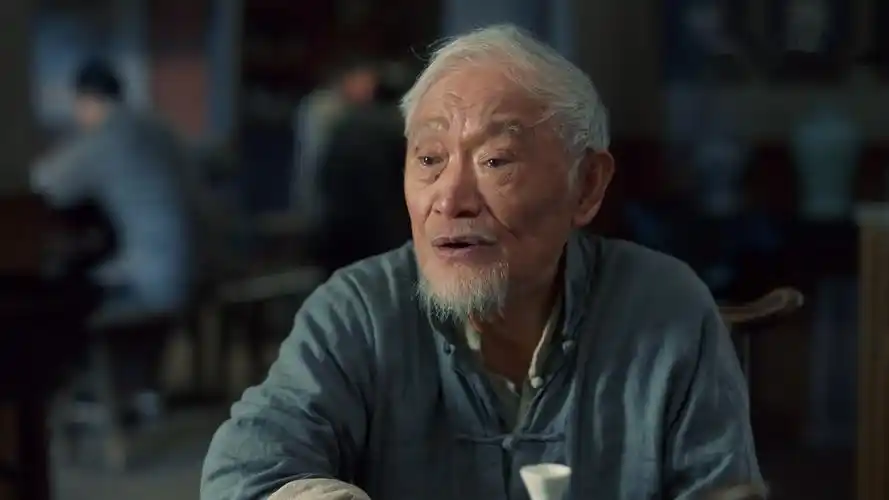 原创老二两这一角色台词寥寥几句却是老酒馆口碑发酵转折点