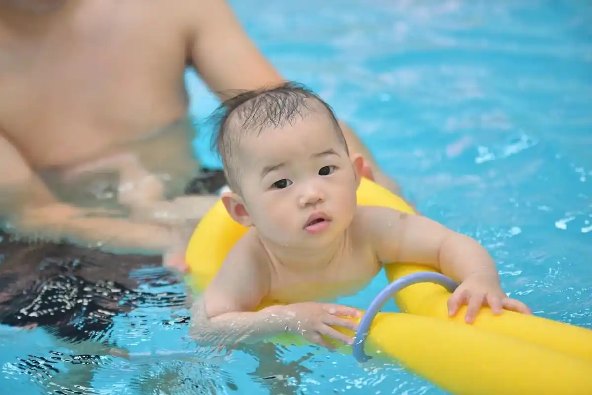 爱游泳的宝宝 #亲子游泳 #水育早教  出了门, - 抖音