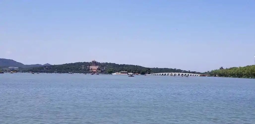 颐和园之昆明湖,水面占园区3/4,骄阳七月,湖光山色,接天莲海,宛如仙境