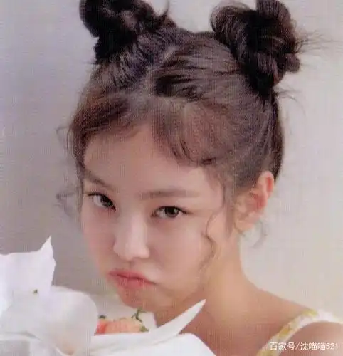 33岁的杨幂,双丸子头造型撞上24岁jennie,居然一点不输?