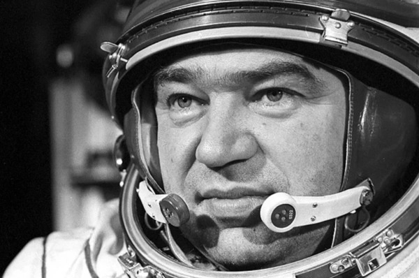 加加林1934年生人,1961年上天;格列奇科1931年生人,1968-69年接受训练