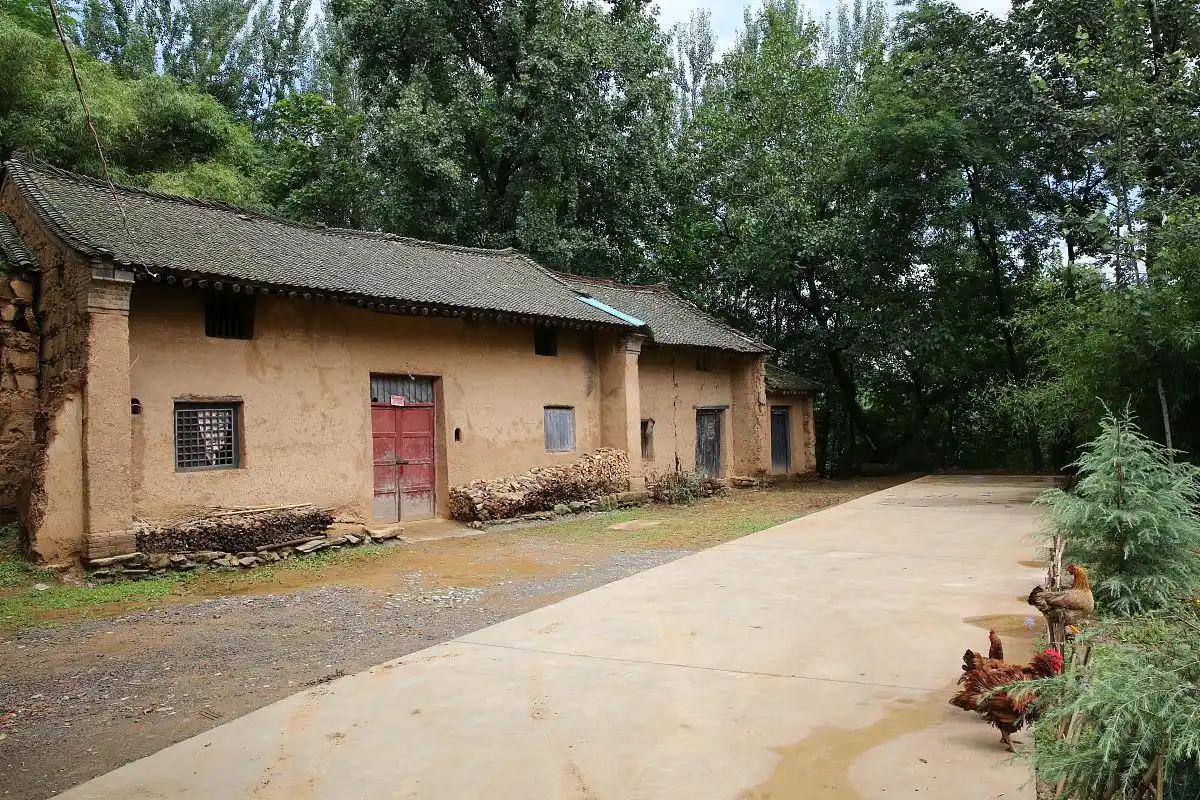 农村土瓦房何时竟成了"贫穷落后"的象征?该何去何从啊?