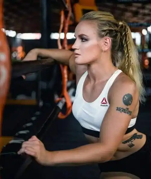 "子弹姐"瓦伦蒂娜·舍甫琴科:ufc蝇量级冠军,格斗是我的一切_泰拳