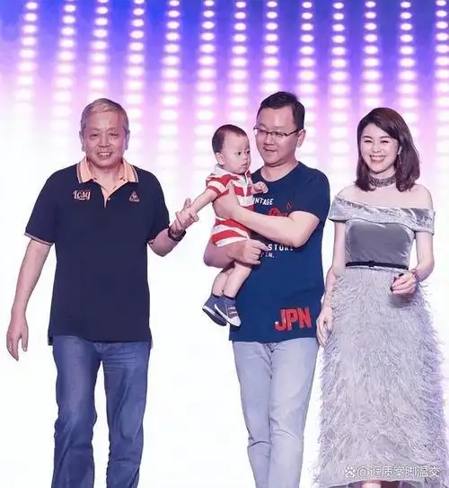 当中出现了众多光鲜亮丽的女主持人,从王怡斐到陈旭然,从邹庆红到伍燕