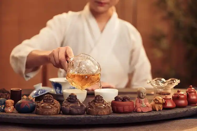 青年女人泡茶图片