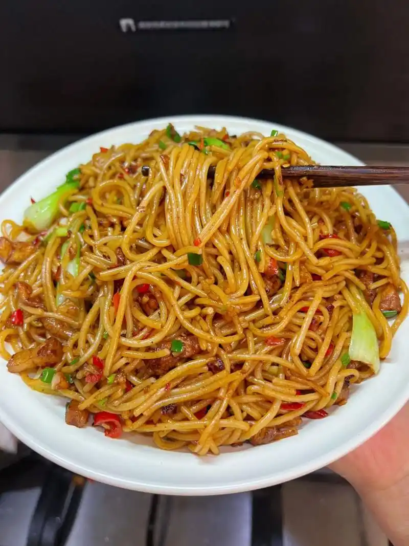 好久没吃炒米粉了,我爸寄了些家里的米粉,简单炒一炒就是一碗神仙炒粉