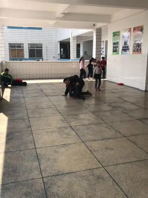 课间休息时间,不文明现象还时有发生!